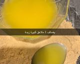 صورة لخطوة 2 من وصفة حلى السميد مع معجون التمر والمكسرات
