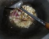 Foto langkah ke 3 dari resep Sambel goreng putih telur dan sosis.