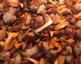 Foto del paso 7 de la receta: Botifarra o longaniza fresca con setas variadas de temporada 🍁🍄🍂