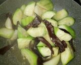 Hình bước làm 2 của món Mướp Hương Xào Bò