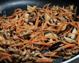 古早味高麗菜肉絲鹹粥 - 週末一早的活力的食譜步驟3照片