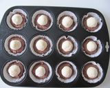 Kakaós muffin meglepetéssel recept fázis 9 fotója
