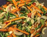 Stir fry z makaronem ryżowym krok przepisu 3 zdjęcie
