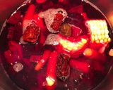 Hình bước làm 1 của món Canh sườn non hầm bắp, củ dền, cà rốt, nhãn nhục và táo đỏ