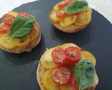 Foto del passaggio 9 della ricetta Friselle con marmellata di cipolle e pomodorini