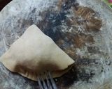 A picture of step 5 of Cheese aloo paratha samosa.