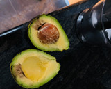 Foto del paso 1 de la receta: Tostada de aguacate y huevo