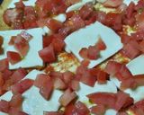 Foto del paso 2 de la receta: Pizza con tomate fresco, queso y anchoas
