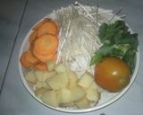 Foto langkah ke 1 dari resep Sop ceker kuah kuning.