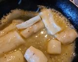 Foto del paso 3 de la receta: Medallon de atún sellado con yuca al mojo