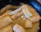 Foto del paso 3 de la receta: Medallon de atún sellado con yuca al mojo