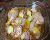 Foto del paso 2 de la receta: Muslos de pollo adobados y asados en freidora de aire con papas fritas al ajillo y salsa del adobo