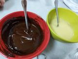 Ganache de chocolate negro y blanco para mojar fresas