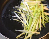 Foto del paso 3 de la receta: Espaguetis integrales con puerro y tomate