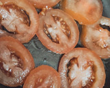 Foto del paso 2 de la receta: “Pizza” con base de tomate y huevo 🤩
