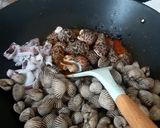 Foto langkah ke 2 dari resep Kerang Keong Macan Cumi Saos Padang.