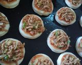 صورة لخطوة 4 من وصفة ميني بيتزا 🍕