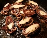 Foto del paso 12 de la receta Choquitos a la plancha en su tinta, con aceite de ajo y perejil