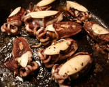 Foto del paso 12 de la receta: Choquitos a la plancha en su tinta, con aceite de ajo y perejil