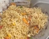 Foto langkah ke 8 dari resep Mie Telur Ayam Tumis Sederhana.