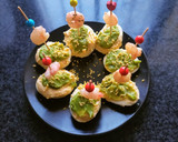 Foto del paso 4 de la receta: Huevos rellenos de gambas y aguacate