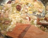 Foto del paso 5 de la receta Revuelto de setas, gambas y espárragos verdes