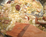 Foto del paso 5 de la receta: Revuelto de setas, gambas y espárragos verdes