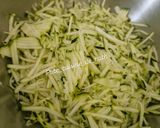 Une image de l'étape 1 de Roulé aux courgettes, ail et fines herbes et bacon.