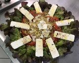 Une image de l'étape 11 de Salade aux tomates, feta, oignon italien et pistaches.