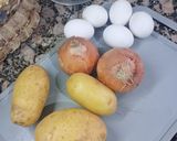 Foto del paso 1 de la receta: Tortilla de papas con longaniza y ajíes rojos