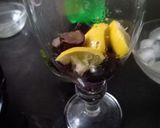 A picture of step 2 of Grapes black grapes Mojito.