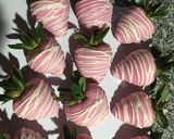 Foto del paso 2 de la receta: Fresas cubiertas de chocolate rosa
