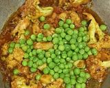 A picture of step 10 of Cauliflower green peas curry.