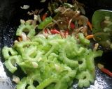 Foto langkah ke 2 dari resep Cumi Pare Tumis Oregano.