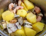Foto del paso 4 de la receta: Patatas marineras con carabineros y setas shiitake