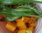 Hình bước làm 1 của món Bí ngô hầm xương