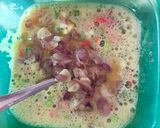 Foto langkah ke 2 dari resep Telur Dadar Ceria.