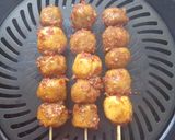 Foto langkah ke 4 dari resep Sate Bakso Bakar Pedas.