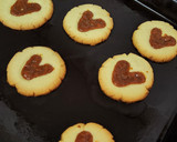 Foto del paso 6 de la receta: Galletitas con corazón dulce 💟