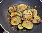 Foto del paso 5 de la receta: Salmón ennegrecido y calabacín