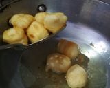 A picture of step 6 of Dahi bhalla.