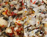 Foto langkah ke 2 dari resep Tahu Isi Jamur Ayam Pedas.