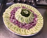 Une image de l'étape 6 de Salade de concombres et courgettes à l'oignon rouge et laitue de mer.