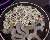 Foto del paso 7 de la receta: Pasta negra con gulas y langostinos