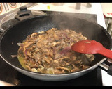 Foto del paso 2 de la receta: Pasta con setas y cebolla