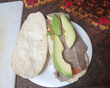 Foto del paso 3 de la receta: Bocadillo de bistec a la plancha con ensalada, aguacate y alioli