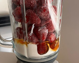 Foto del paso 2 de la receta: Helado de fresas, yogur y leche de coco