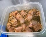 Une image de l'étape 3 de Poulet mariné aux poivrons tricolores et courgette.