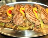 Foto del paso 14 de la receta: Bifes de chorizo con guarnición de puerros y hongos al vino blanco