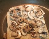 Foto langkah ke 2 dari resep Mushroom and Cheese Sandwich.